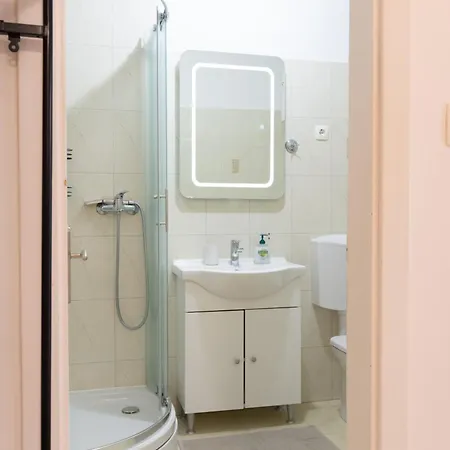 Sea Breeze Apartment, 30m To Pebble Beach, Stobrec With Summer Amenities Apartman